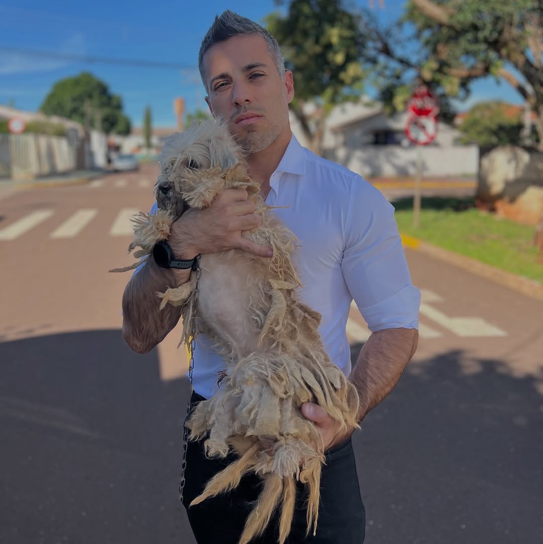 Delegado com cão resgatado na rua